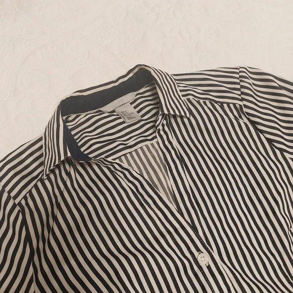 °•Navy + white pin striped blouse•° - Picture 7 of 7